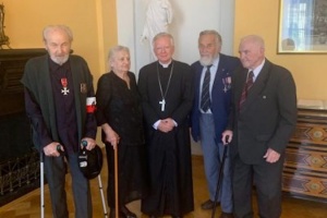 arcybiskup jędraszewski z żołnierzami armii krajowej
